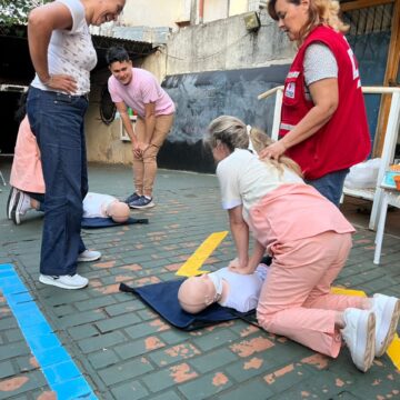 Cruz Roja Argentina en Posadas: con el auspicio de Papelera K&A, continúan las capacitaciones en primeros auxilios para distintas instituciones educativas